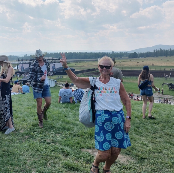 Meet your Posher, Joy @joy2poshworld62 - Picture 11 of 11